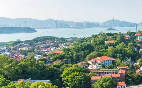重庆到福建土楼旅游_[春节厦门]纯玩厦门鼓浪屿+年夜饭+土楼五日旅游<纯玩春节旅游,福建厦门过除夕吃年夜饭+猜灯谜+观舞龙舞狮+烟火表演+鱼港海鲜大餐,含田中赋方形土楼+富川圆形土楼，0购物0自费！>