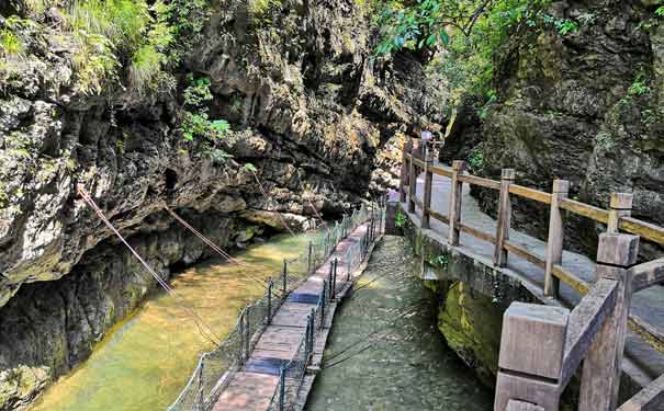 重庆到龙鳞石海旅游_[特价]重庆黑山谷+龙鳞石海一日游<重庆黑山谷旅游，含龙鳞石海及黑山谷景区联票及黑山谷北门换乘车，不进购物店不推荐自费景点！>